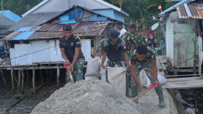 Satgas TMMD Ke-129 Angkut Material Pasir untuk Pembangunan Rabat Beton di Desa Polewali