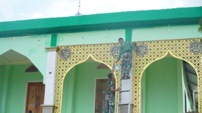 Pengecatan Masjid Desa Polewali Terus Dikerjakan Satgas TMMD