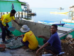 Semangat Gotong Royong, Satgas TMMD Ke-129 dan Warga Pasang Tandon Manunggal Air Bersih di Desa Umbele