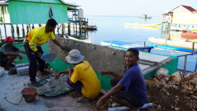 Semangat Gotong Royong, Satgas TMMD Ke-129 dan Warga Pasang Tandon Manunggal Air Bersih di Desa Umbele