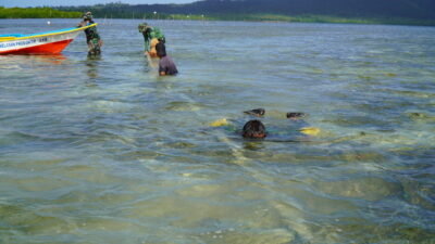 Satgas TMMD Ke-129 Turun Menyelam Periksa Kebocoran Pipa Air Bersih di Laut