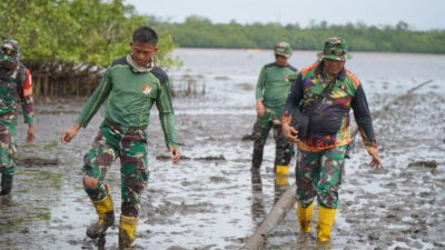 Penuh Semangat, Satgas TMMD Rela Terobos Lumpur dan Pasir Demi Pastikan Pipa Air Bersih Berfungsi Optimal
