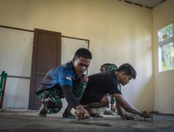 Satgas TMMD Bersama Masyarakat Lanjutkan Pengecoran Lantai SD Negeri Polewali