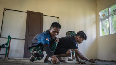 Satgas TMMD Bersama Masyarakat Lanjutkan Pengecoran Lantai SD Negeri Polewali