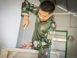 Satgas TMMD Lanjutkan Renovasi RTLH Milik Bapak Nardianto dengan Pemasangan Pintu, Jendela dan Jembatan Penghubung