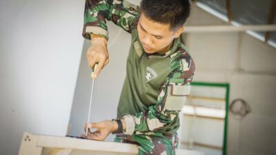 Satgas TMMD Lanjutkan Renovasi RTLH Milik Bapak Nardianto dengan Pemasangan Pintu, Jendela dan Jembatan Penghubung