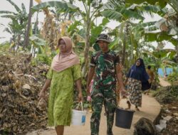 Masyarakat Desa Polewali Bergotong Royong Bersama Satgas TMMD Angkut Material Program Manunggal Air Bersih