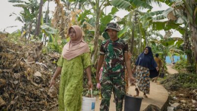 Masyarakat Desa Polewali Bergotong Royong Bersama Satgas TMMD Angkut Material Program Manunggal Air Bersih