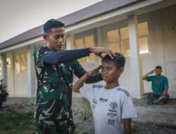 Di Sela Pekerjaan TMMD, Satgas Latih PBB Siswa Hadapi Lomba Gerak Jalan