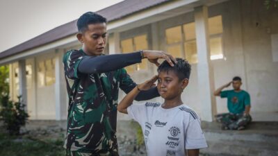 Di Sela Pekerjaan TMMD, Satgas Latih PBB Siswa Hadapi Lomba Gerak Jalan