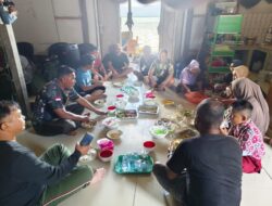 Kebersamaan Terjalin Erat, Personel Satgas TMMD Makan Bersama di Rumah Warga