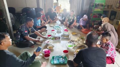 Kebersamaan Terjalin Erat, Personel Satgas TMMD Makan Bersama di Rumah Warga