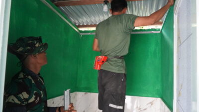 Pemasangan Plafon MCK Masjid Quba Desa Umbele Terus Dikebut Satgas TMMD