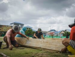 Gotong Royong Warga Desa Umbele dan Satgas TMMD Bangun Gapura sebagai Simbol Kehadiran TMMD