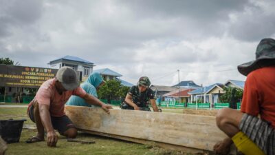 Gotong Royong Warga Desa Umbele dan Satgas TMMD Bangun Gapura sebagai Simbol Kehadiran TMMD