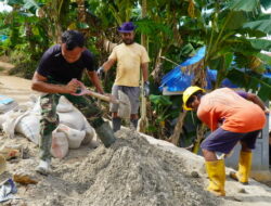 Satgas TMMD dan Warga Gotong Royong Pasang Tangga Program Manunggal Air Bersih di Desa Polewali