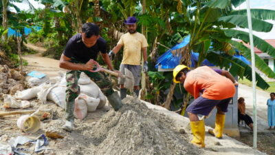 Satgas TMMD dan Warga Gotong Royong Pasang Tangga Program Manunggal Air Bersih di Desa Polewali