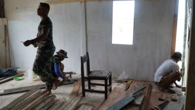 Renovasi RTLH Milik Ibu Samsiah Memasuki Tahap Pemasangan Lantai dan Dinding Dapur