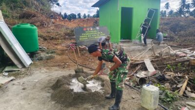 Satgas TMMD Laksanakan Pengecoran Lantai MCK Masjid di Desa Polewali