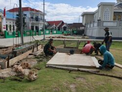 Satgas TMMD Bersama Masyarakat Bangun Gapura TMMD di Desa Umbele