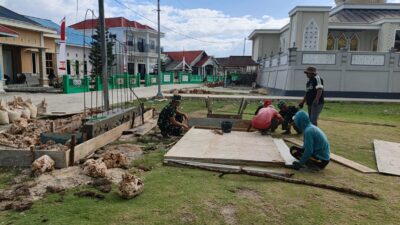 Satgas TMMD Bersama Masyarakat Bangun Gapura TMMD di Desa Umbele