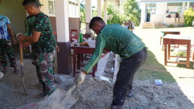Semangat Satgas TMMD dan Masyarakat, Pengecoran Lantai SDN Polewali Terus Dilanjutkan
