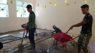 Pengecoran Lantai SDN Polewali Terus Dipercepat Satgas TMMD