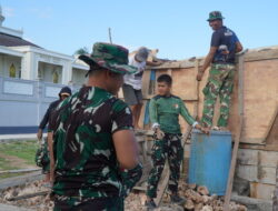 Satgas TMMD Bersama Masyarakat Desa Umbele Gotong Royong Bangun Gapura/Prasasti TMMD