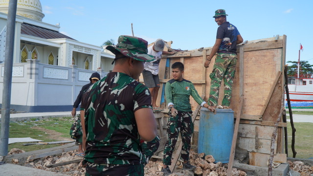 Satgas TMMD Bersama Masyarakat Desa Umbele Gotong Royong Bangun Gapura/Prasasti TMMD