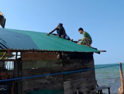 Di Luar Sasaran TMMD, Satgas Bantu Masyarakat Pasang Atap Seng Dapur Rumah