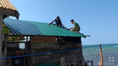 Di Luar Sasaran TMMD, Satgas Bantu Masyarakat Pasang Atap Seng Dapur Rumah