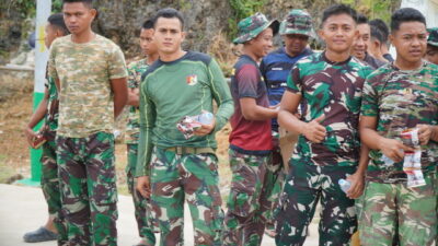 Jaga Stamina Personel, Satgas TMMD Ke-129 Bagikan Minuman dan Susu