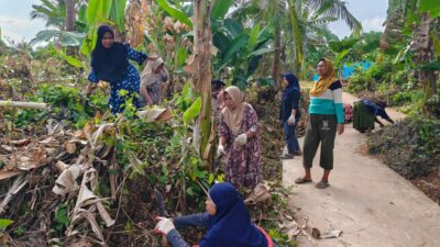 Antusiasme Warga Desa Polewali Tinggi, Kompak Laksanakan Kerja Bakti di Masjid