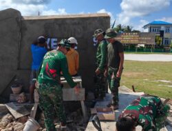 Satgas TMMD Bersama Masyarakat Kerjakan Pembuatan Gapura TMMD ke-129