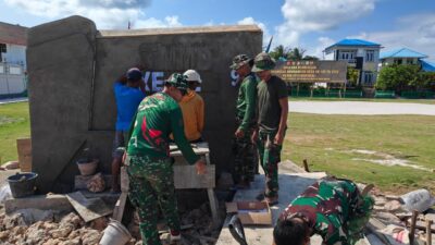 Satgas TMMD Bersama Masyarakat Kerjakan Pembuatan Gapura TMMD ke-129