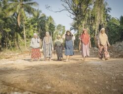 Jalan TMMD Mudahkan Aktivitas Ibu-Ibu Membawa Hasil Kebun