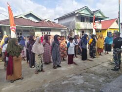 Ibu-Ibu Desa Polewali Bersama Satgas TMMD Bersihkan Lokasi Jelang Penutupan TMMD Ke-129