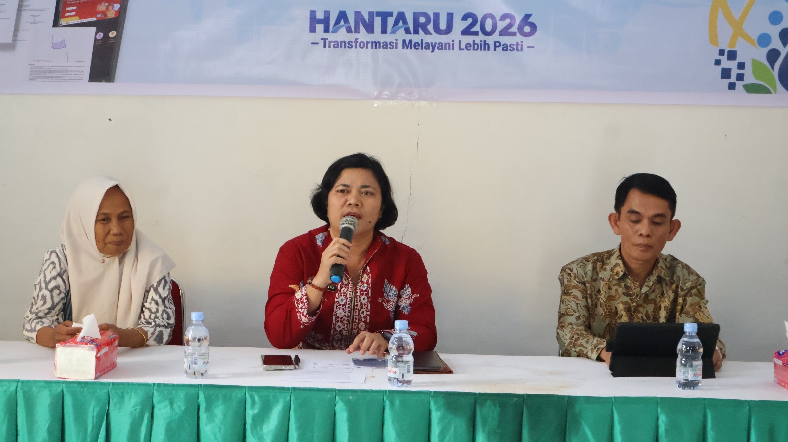 Kantor Pertanahan Kabupaten Tana Toraja menyerahkan 66 Sertifikat Elektronik (Sertel) melalui Program Pendaftaran Tanah Sistematis Lengkap (PTSL) kepada masyarakat Kecamatan Malimbong Balepe.