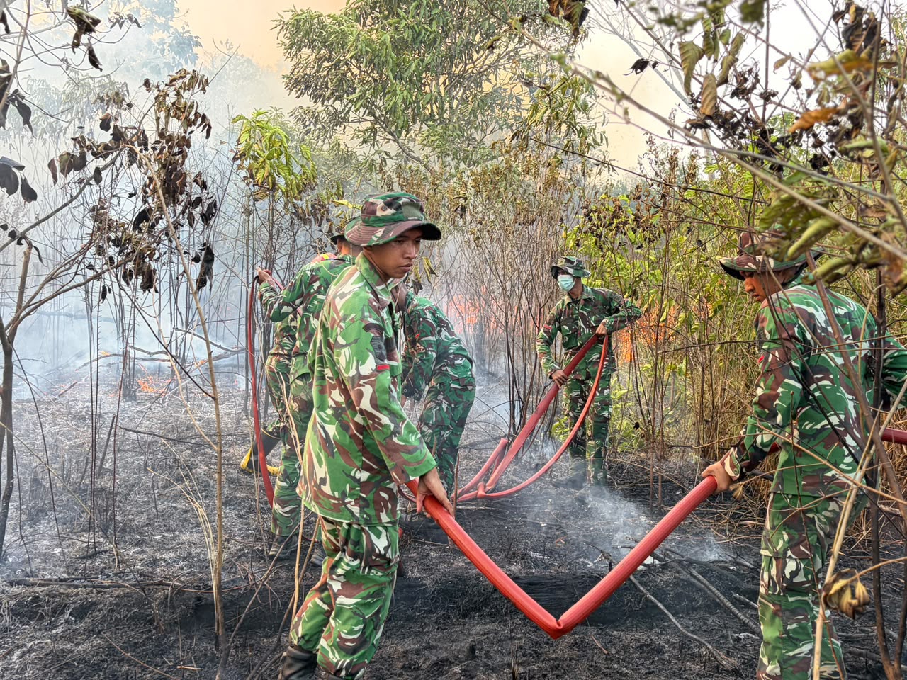 Hadapi Api dengan Sigap, Personel Brigif TP 32/Mangkalihat Cepat Tangani Karhutla