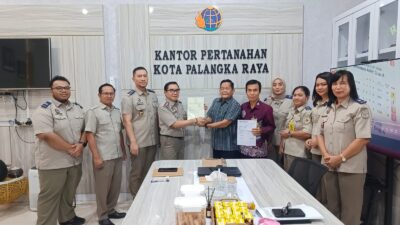 Kantah Palangka Raya Tegaskan Pentingnya Kepastian Hukum, Sertifikat Hak Milik Diserahkan ke Majelis Resort GKE 8 Kantah Palangka Raya Tegaskan Pentingnya Kepastian Hukum, Sertifikat Hak Milik Diserahkan ke Majelis Resort GKE